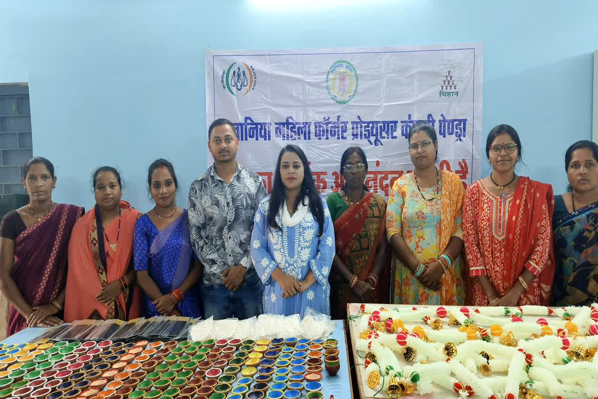 CG News: दीपावली पर स्वसहायता समूह की महिलाओं ने बनाए 70 हजार मिट्टी के दीये, अब तक 1.11 लाख रूपये की कर चुकी हैं बिक्री