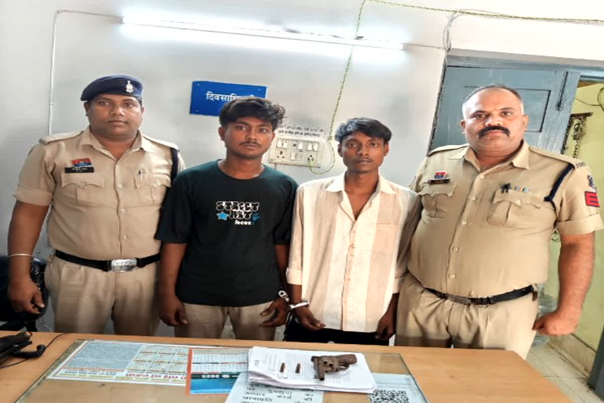 Raipur Crime News: राजधानी पुलिस की बड़ी कार्रवाई, रिवॉल्वर और जिंदा कारतूस के साथ दो आरोपी गिरफ्तार
