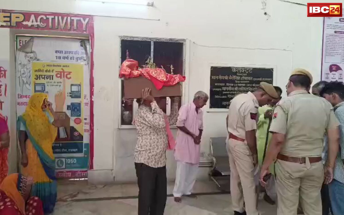 Rajasthan Thakur ji Pradarshan: प्रशासन रहा खामोश, तो भगवान को बनाया न्याय का साथी, पालकी में ठाकुर जी के साथ कलेक्ट्रेट पहुंचे लोग…