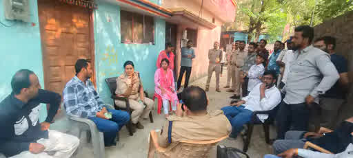 Ratlam News: रतलाम में दिवाली के जश्न के दौरान घमासान, पटाखा फोड़ने को लेकर पड़ोसी महिलाओं के बीच खूनी झगड़ा, मारपीट का वीडियो हुआ वायरल…