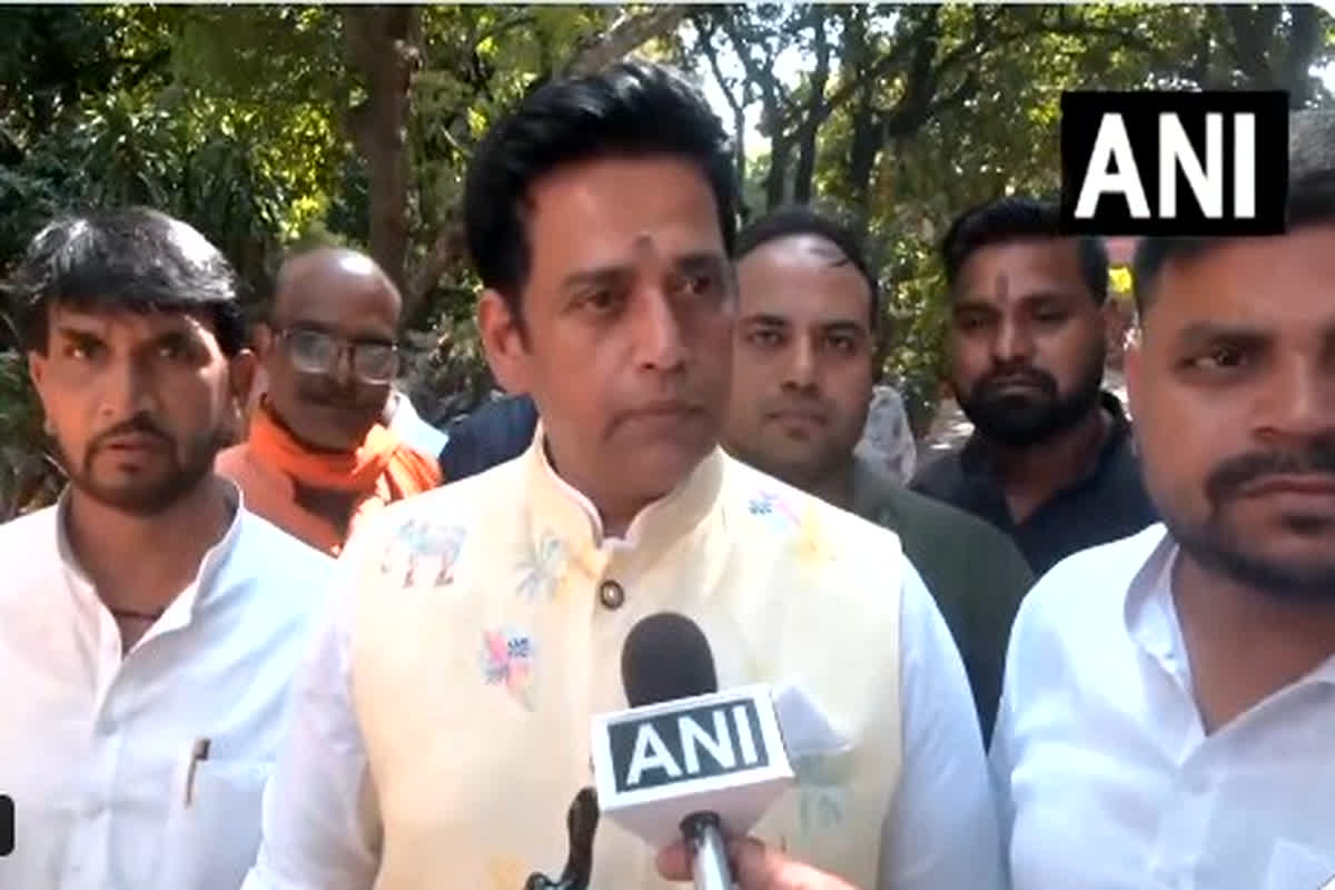 “हमें लगता था ये पुरस्कार बिकता है, लेकिन ये झूठ है”, फिल्मफेयर अवार्ड जीतने के बाद गोरखपुर पहुंचे भाजपा सांसद रवि किशन