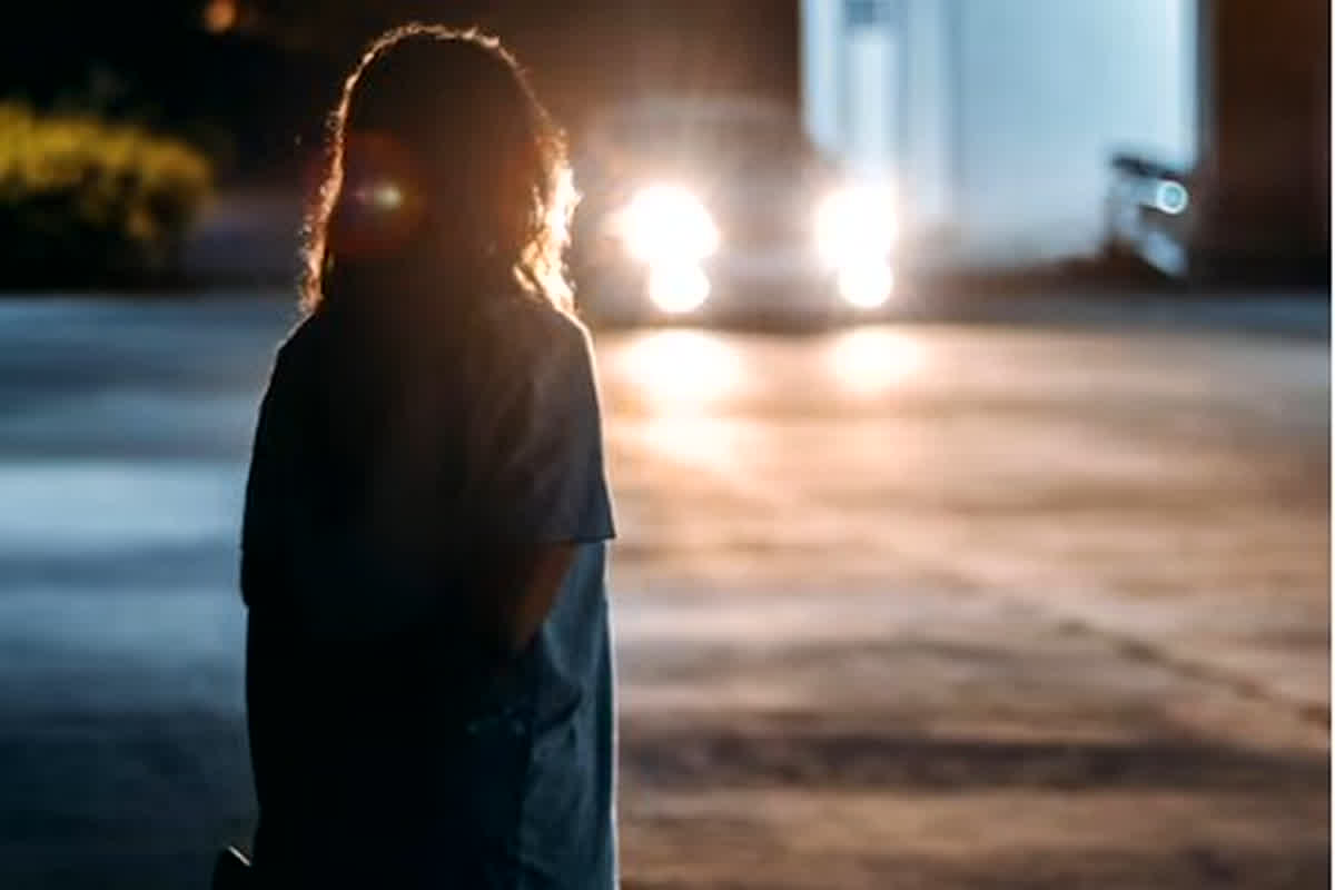 Sex Racket: अंधेरी रात में सड़क पर टहल रही थी 16 साल की लड़की, पूछताछ में सेक्स रैकेट का बड़ा खुलासा