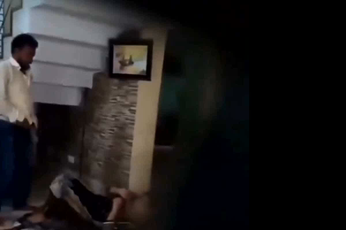 Couple Romance Video Viral: कपल का सेक्स करते हुए शख्स ने चुपके से रिकॉर्ड किया वीडियो, फिर सोशल मीडिया पर कर दिया वायरल