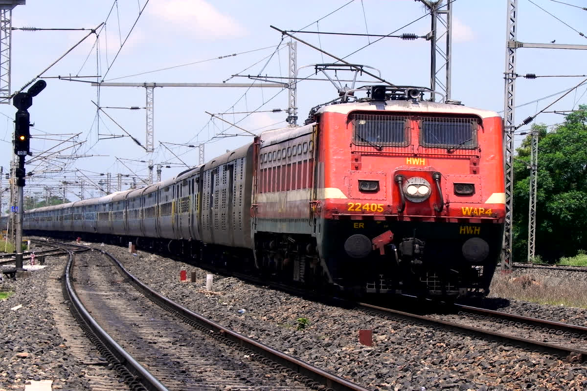 Kerala News: ट्रेन में टॉयलेट जा रही थी युवती, पीछे से पहुंचा सिरफिरा शख्स, सभी के सामने कर दिया ऐसा कांड