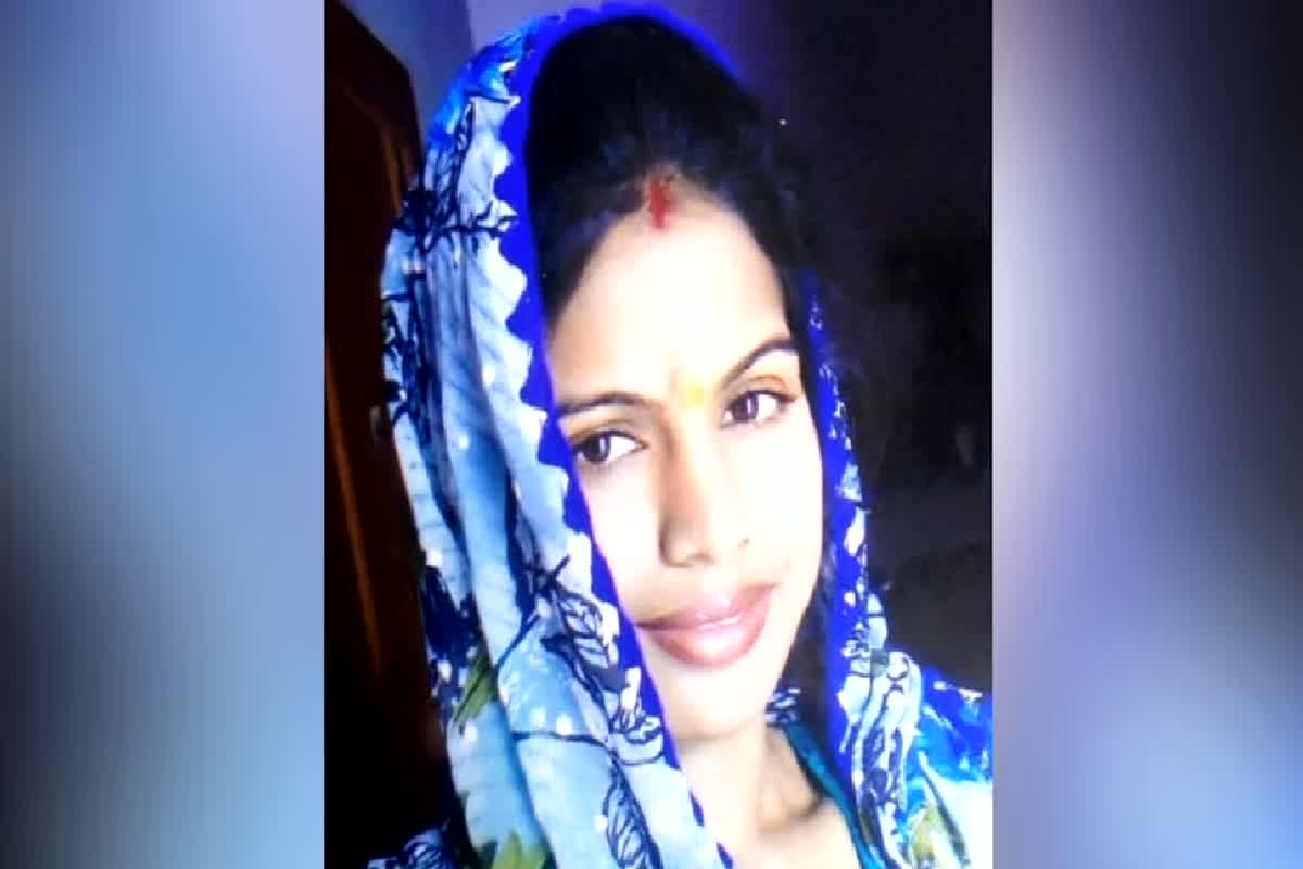 Hapur Road Accident News: करवाचौथ से पहले रफ़्तार ने छीनी पत्नी की जिंदगी, पति के सामने धड़कता रहा दिल, दर्दनाक हादसे से दहला सबका दिल