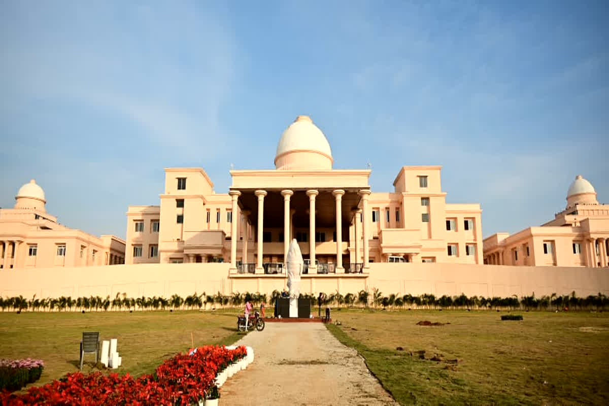 New Vidhan Sabha Bhavan CG News: नए विधानसभा भवन के बाहर लगी लोगों की भीड़, सांसद, विधायकों और वरिष्ठ नेताओं के PA, PSO को भी नहीं मिली प्रवेश की अनुमति