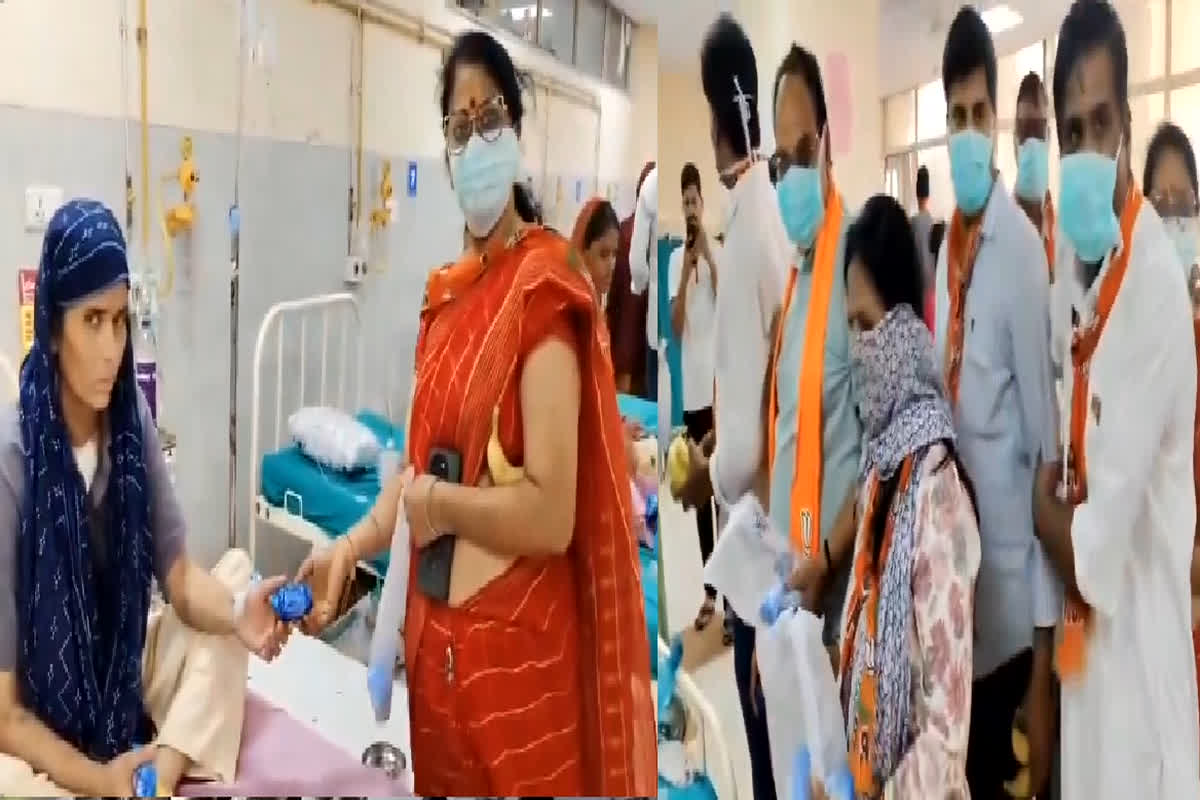 Viral Video: भाजपा कार्यकर्ताओं ने मरीजों को बांटे बिस्किट, फोटो खिंचवाने के बाद ले लिए वापस, सोशल मीडिया पर वायरल हुआ वीडियो