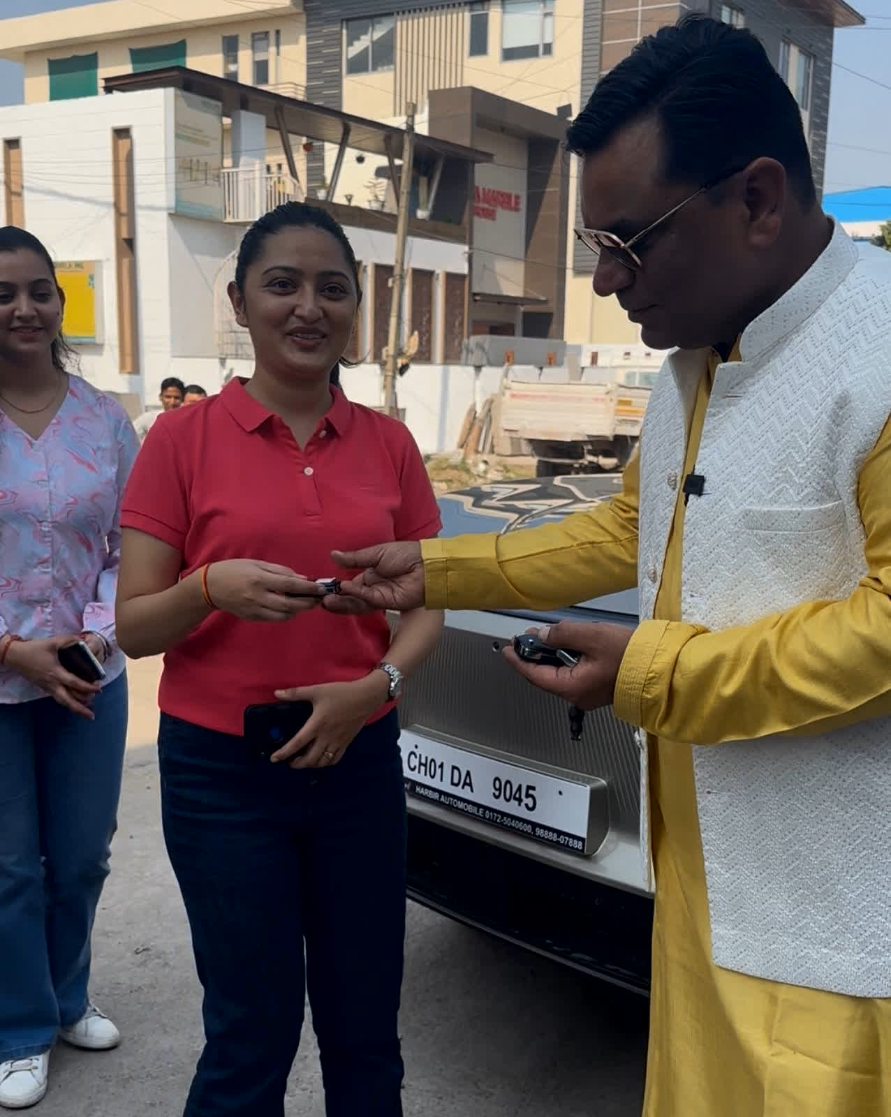 Chandigarh News: जब चंडीगढ़ के फार्मा कंपनी ने कर्मचारियों को बना दिया सेलेब्रिटी, गिफ्ट की चमचमाती कारें…कर्मचारियों ने कहा बोनस मिले तो ऐसा…