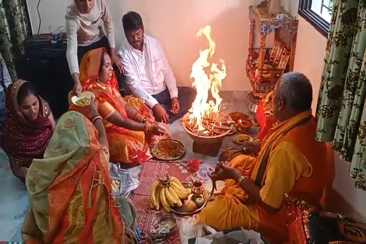 Raipur News: सनातन की राह पर फिर लौटा परिवार! राजधानी में ईसाई बन चुके इतने लोगों ने की घर वापसी, इस वजह से छोड़ा था हिंदू धर्म