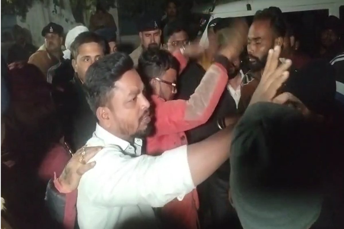 Bhilai News: छत्तीसगढ़िया-परदेसिया पर छत्तीसगढ़ में घमासान! क्रांति सेना कार्यकर्ता के इस बात भड़के हिंदू संगठन और करणी सेना, थाने में हुई जमकर बहस, देखें वीडियो