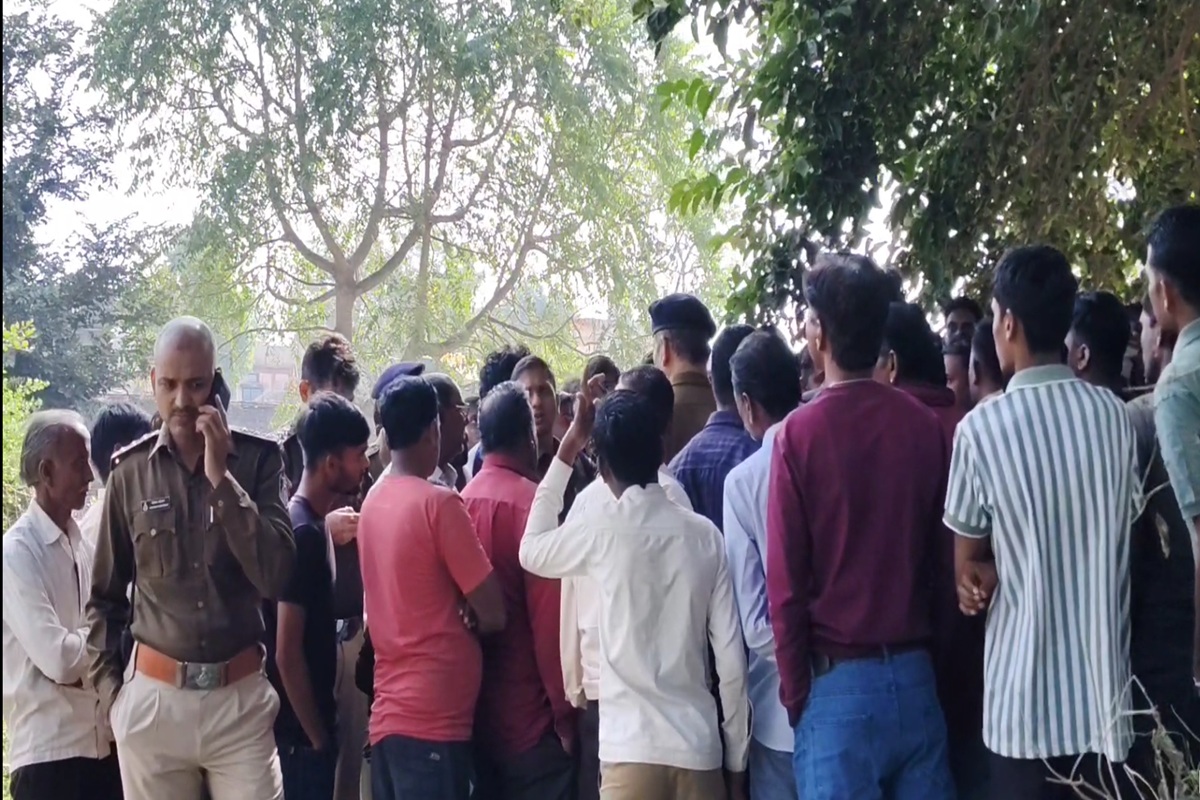 Burhanpur News: शिव मंदिर में तोड़फोड़ से इस गांव में तनाव, दो दिन बाद होने वाला था धार्मिक यज्ञ, मौके पर पहुंचे जिले के बड़े अधिकारी