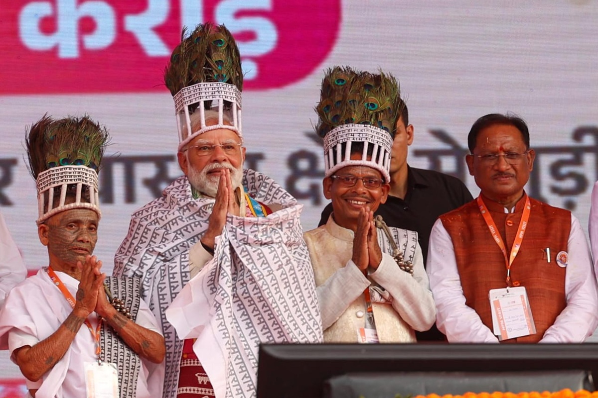 CG News: सुरक्षा अधिकारी नहीं दे रहे थे मुकुट पहनाने की अनुमति, प्रोटोकॉल तोड़ रामनामी समाज के प्रतिनिधियों से खुद मिले पीएम मोदी, सीएम साय ने शेयर किया वीडियो