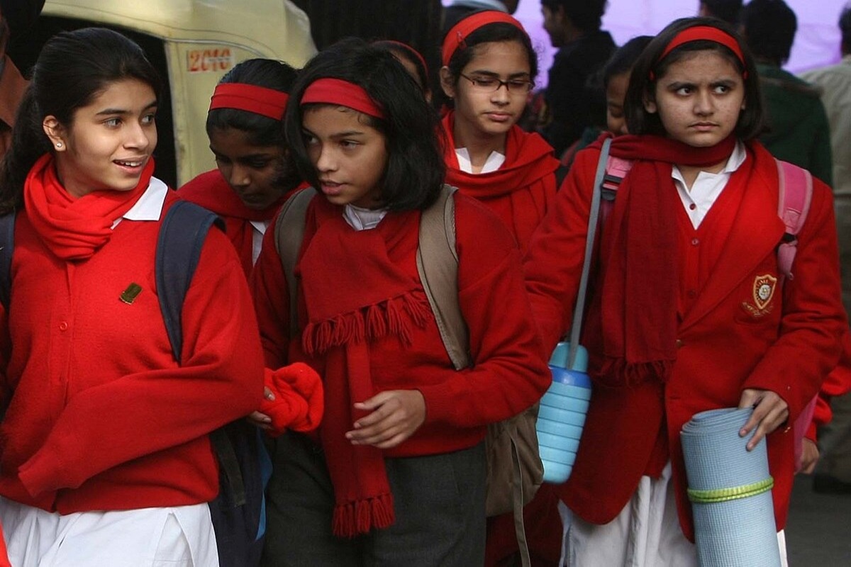 Winter School Dress: प्रदेश में बढ़ी ठंड तो छात्रों के स्कूल ड्रेस को लेकर आया नया निर्देश, इस बात के लिए बाध्य नहीं कर पाएगा स्कूल प्रबंधन, उल्लंघन पर होगा तगड़ा एक्शन
