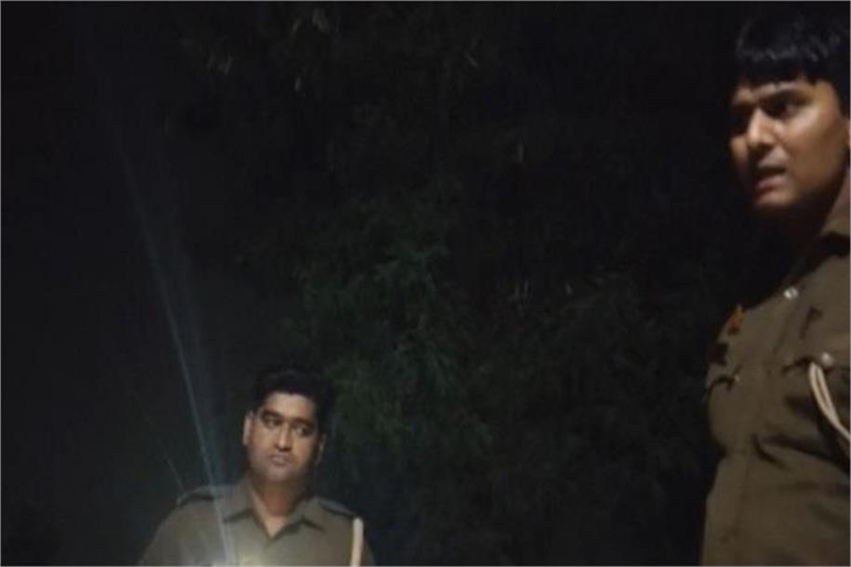 UP Police Viral Video: जब पुलिस वाला बन गया डायरेक्टर! बनाया बरामदगी का ‘स्क्रिप्टेड’ वीडियो, पीड़िता को रटवाया जवाब, मचा बवाल