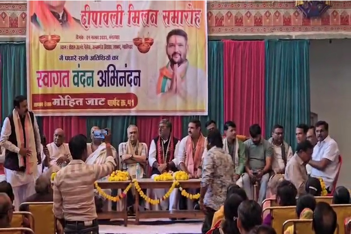 MP News: भाजपा जिला महामंत्री पर अभद्रता का आरोप, महिला मोर्चा कार्यकारिणी सदस्य की बेटी मंच से बोली- 3 सालों से कर रहे प्रताड़ित, दीपावली मिलन समारोह में हंगामा