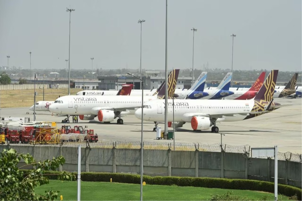 Delhi Airport: राजधानी के एयरपोर्ट पर ATC सर्वर में गड़बड़ी, एक घंटे से उड़ान भरने के इंतजार में कई विमान, परेशान हुए यात्री