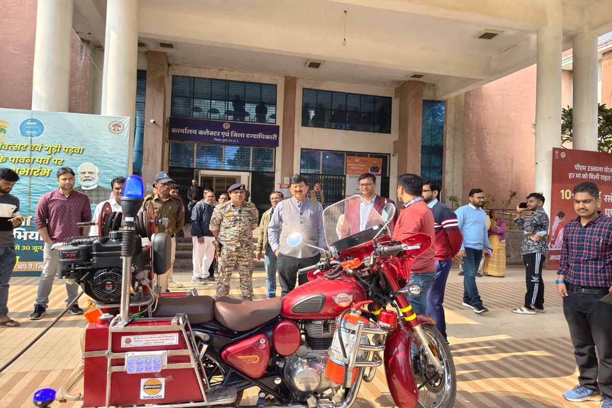 Guna News: तंग गलियों में अब फायर ब्रिगेड मंगवाने की नहीं पड़ेगी जरूरत, ये हाईटेक बाइक करेगी आग बुझाने में मदद, जानिए क्या है इसकी खासियत