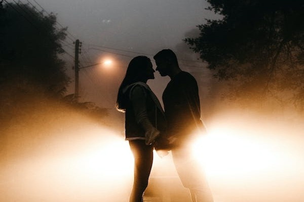 Couple Viral Video: सड़क पर खुलेआम लड़के और लड़की का KISS, कपल ने पार की बेशर्मी की सारी हदें, सोशल मीडिया पर वीडियो वायरल