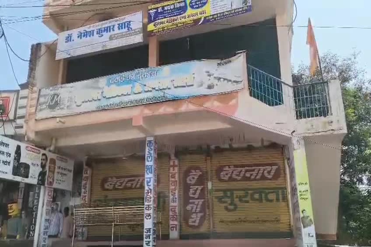 Rajim News: MP के बाद अब छत्तीसगढ़ में लोगों की जान के साथ खिलवाड़! मेडिकल स्टोर से नकली कफ ​सिरप का जखीरा बरामद, संचालक गिरफ्तार