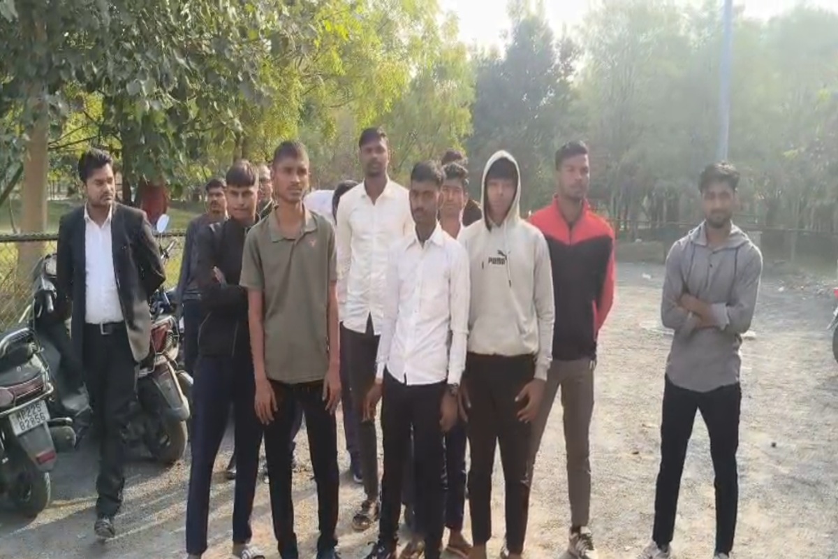 Singrauli News: प्रिंसिपल ने सरस्वती पूजा करने से रोका, इस धर्म को अपनाने के लिए बनाया दबाव, कलेक्ट्रेट पहुंचकर छात्रों ने की कार्रवाई की मांग
