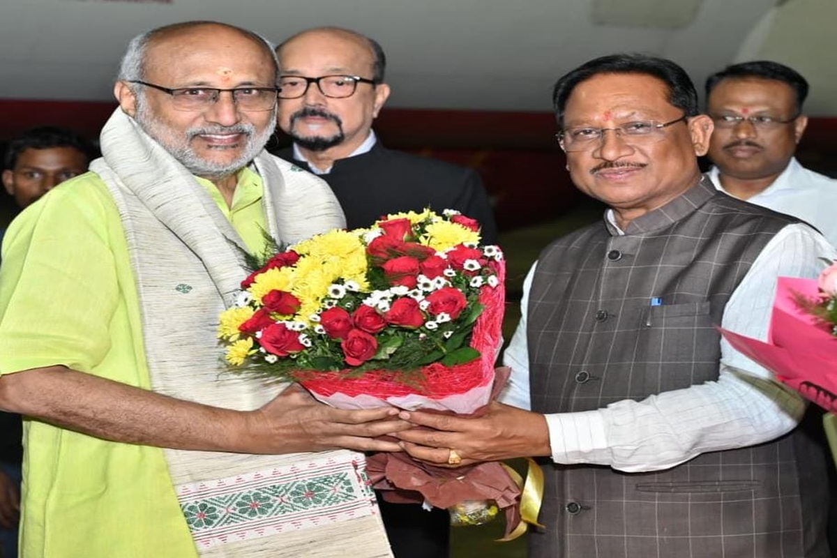 Vice President CG Visit: उपराष्ट्रपति सी. पी. राधाकृष्णन पहुंचे रायपुर, एयरपोर्ट पर राज्यपाल, मुख्यमंत्री सहित इन नेताओं ने किया स्वागत, कल कई कार्यक्रमों में होंगे शामिल