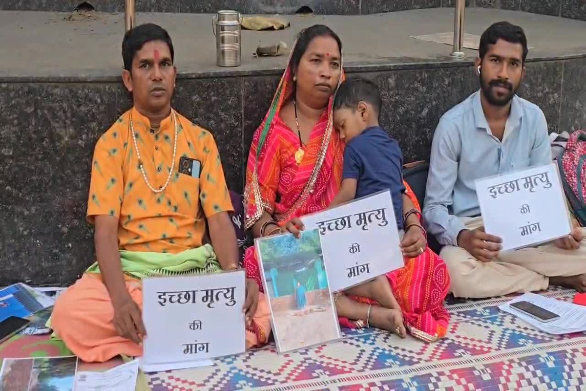 Raigarh News: न्याय नहीं तो इच्छामृत्यु ही दे दो साहब…, परिवार सहित गांधी प्रतिमा के सामने बैठी महिला..जानें वजह