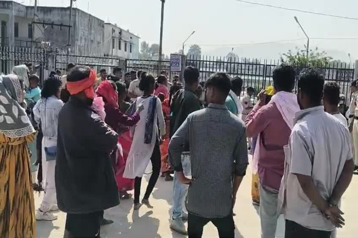 Balrampur News: शहर कोतवाली में लोगों ने किया तांडव, पुलिस कस्टडी में युवक की मौत पर बवाल, थाने में पत्थरबाजी की दिलाई याद