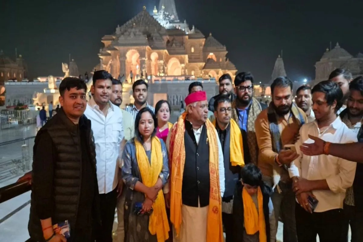 Ayodhya News: रामलला के दर्शन के लिए अयोध्या पहुंचे सांसद अवधेश प्रसाद, ध्वजारोहण के न्योते को लेकर कही ये बड़ी बात, भाजपा सरकार पर भी साधा निशाना