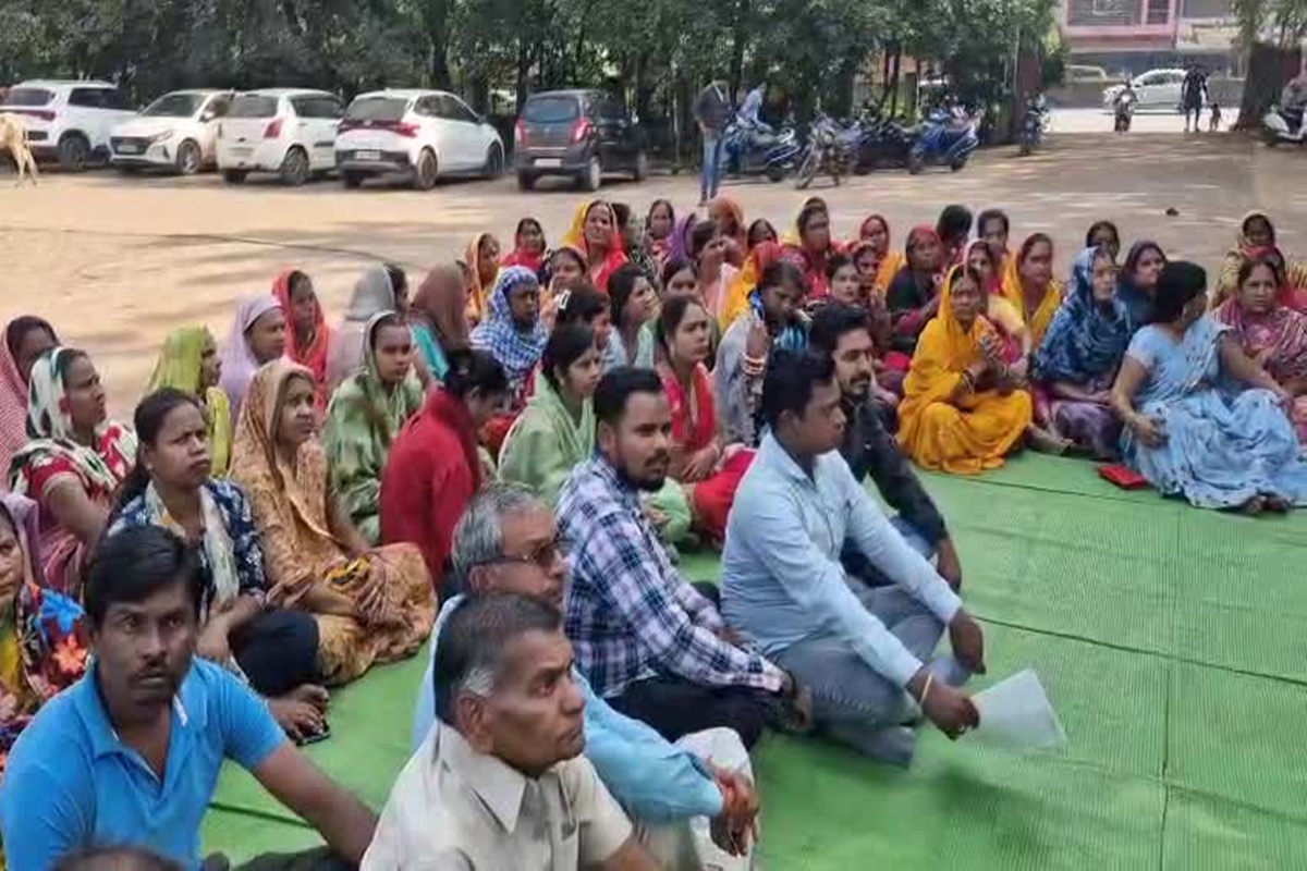 Bhilai News: सुनसान जगह में बुलाकर ​प्राइवेट अंगों पर लगाया हाथ! फिर सेक्स की मांग, महिला के साथ आरक्षक की हरकत पर मचा बवाल, अब घरने पर बैठे पार्षद