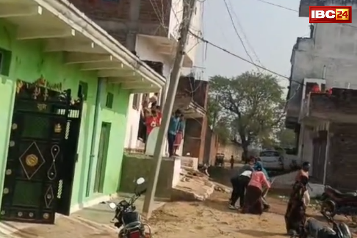 Morena News: इस बात को लेकर पति से ठनी तो पत्नी ने मायके में घुमाया फोन! ससुराल वालों ने शख्स का किया ये हाल, लाइव वीडियो देखकर आपके भी उड़ जाएंगे होश