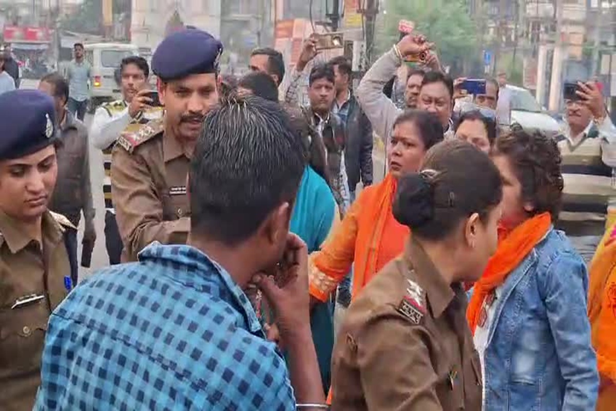 Jabalpur News: जबलपुर में विवादित किताब को लेकर फिर हंगामा, महिलाओं ने लाठी डंडे लेकर लोगों को दौड़ाया, कई को आई चोटें