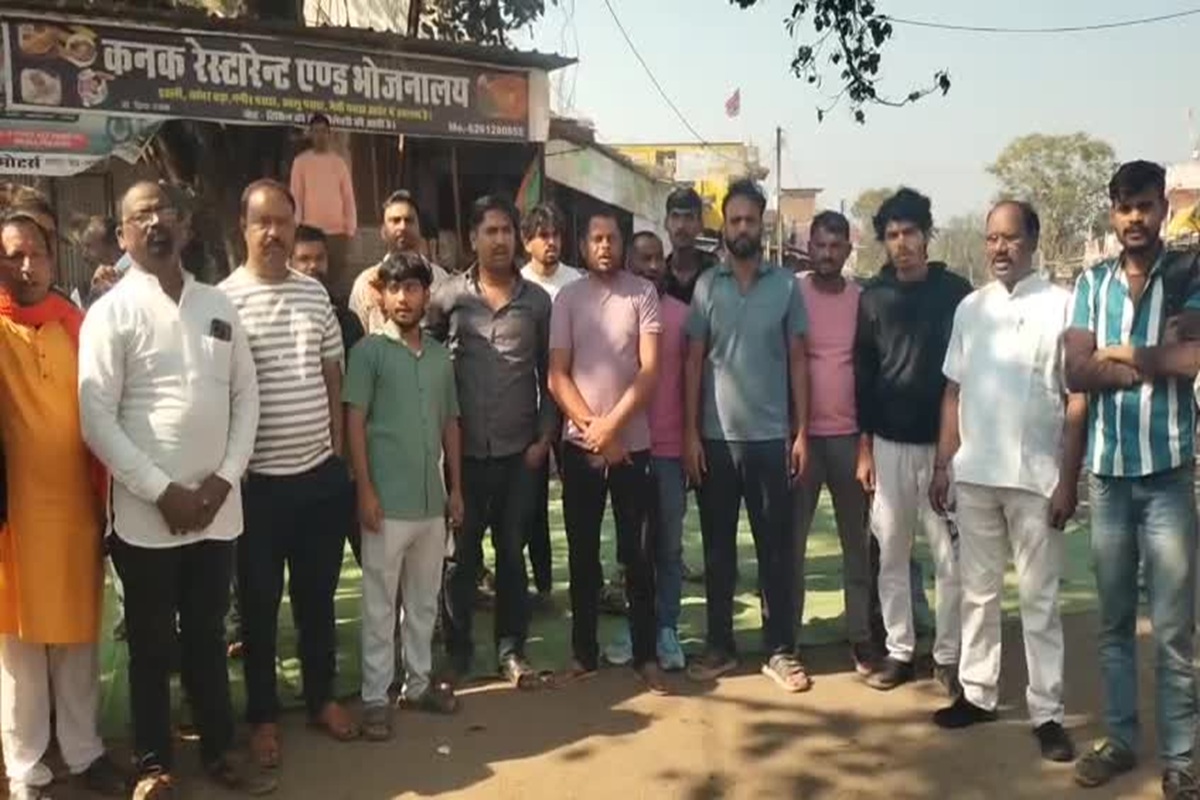 Dindori News: छात्राओं को अश्लील मैसेज भेजकर मिलने बुलाता था शिक्षक, व्हाट्सएप पर आपत्तिजनक चैट देख आग बबूला हुए परिजन, आरोपी गिरफ्तार