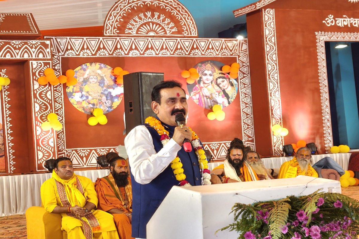 Shivpuri News: IAS संतोष वर्मा के बेटियों पर बयान से भड़के पूर्व गृह मंत्री डॉ. नरोत्तम मिश्रा, खुले मंच से दी सरकार को ये चेतावनी