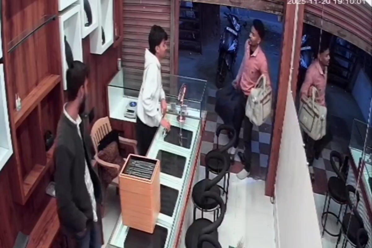 Mandla News: मंडला लूटकांड का एक और वीडियो आया सामने, हथियारबंद बदमाशों ने ऐसे दिया था वारदात को अंजाम, 5 दिन बाद भी पुलिस के हाथ खाली