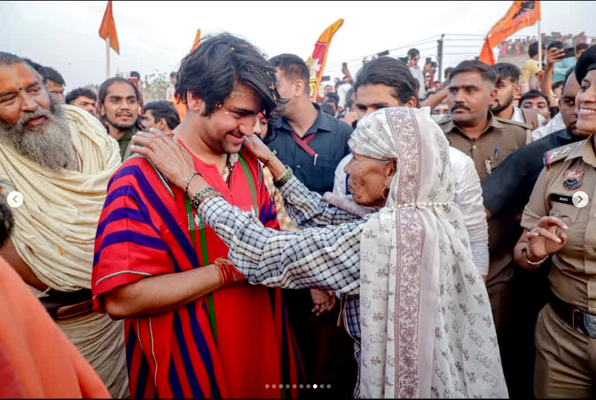 Dhirendra Shastri Samosa Video: लोगों की पर्ची निकालने वाले धीरेंद्र शास्त्री भी खा गए गच्चा, आग बबुला होकर श्रद्धालुओं को लगाई फटकार, देखिए वीडियो