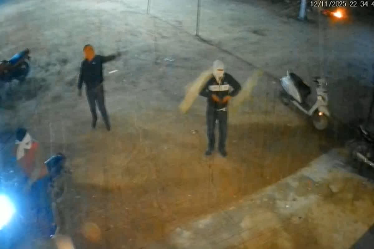 Bhind News: शराब पीने के लिए रूम मांगा था, नहीं मिला तो निकाली बंदूक, और… आतंक का ऐसा वीडियो शायद ही देखा होगा आपने…