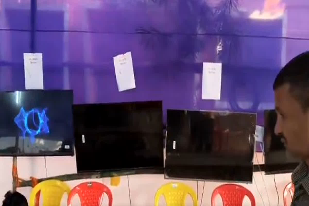 Bihar Chunav 2025: आधे घंटे तक बंद रहे स्ट्रॉन्ग रूम के कैमरे, RJD ने शेयर किया वीडियो, कहा – खिलवाड़ ना करें चुनाव आयोग