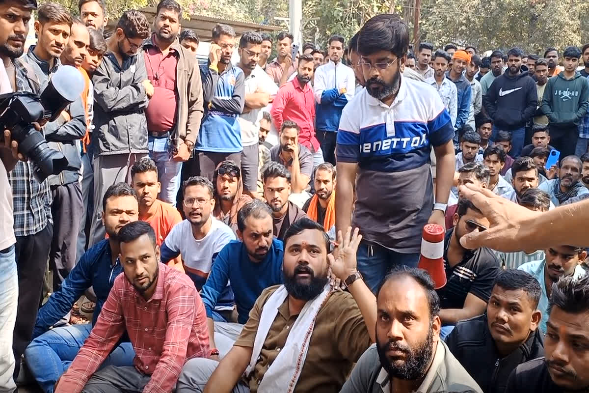 Bhatapara News: भाटापारा में गोकशी पर बवाल, गिरफ्तार आरोपी का जुलूस निकालने की मांग पर थाने में अड़े रहे हिंदू संगठन