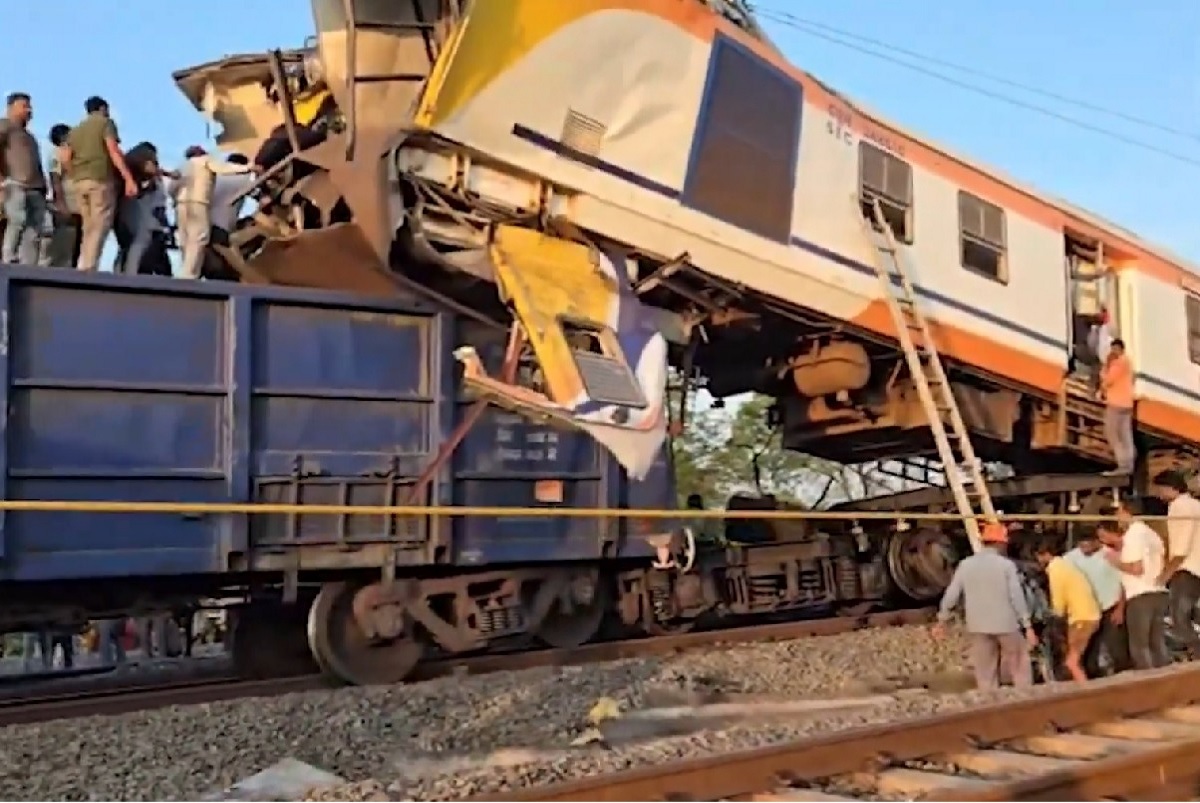 Bilaspur Train Accident: बिलासपुर ट्रेन हादसे के बाद, रेलवे के दिए हुए हेल्पलाइन नंबर्स बने एकमात्र सहारा! इन नंबर के ज़रिये जानें अपनों का हाल