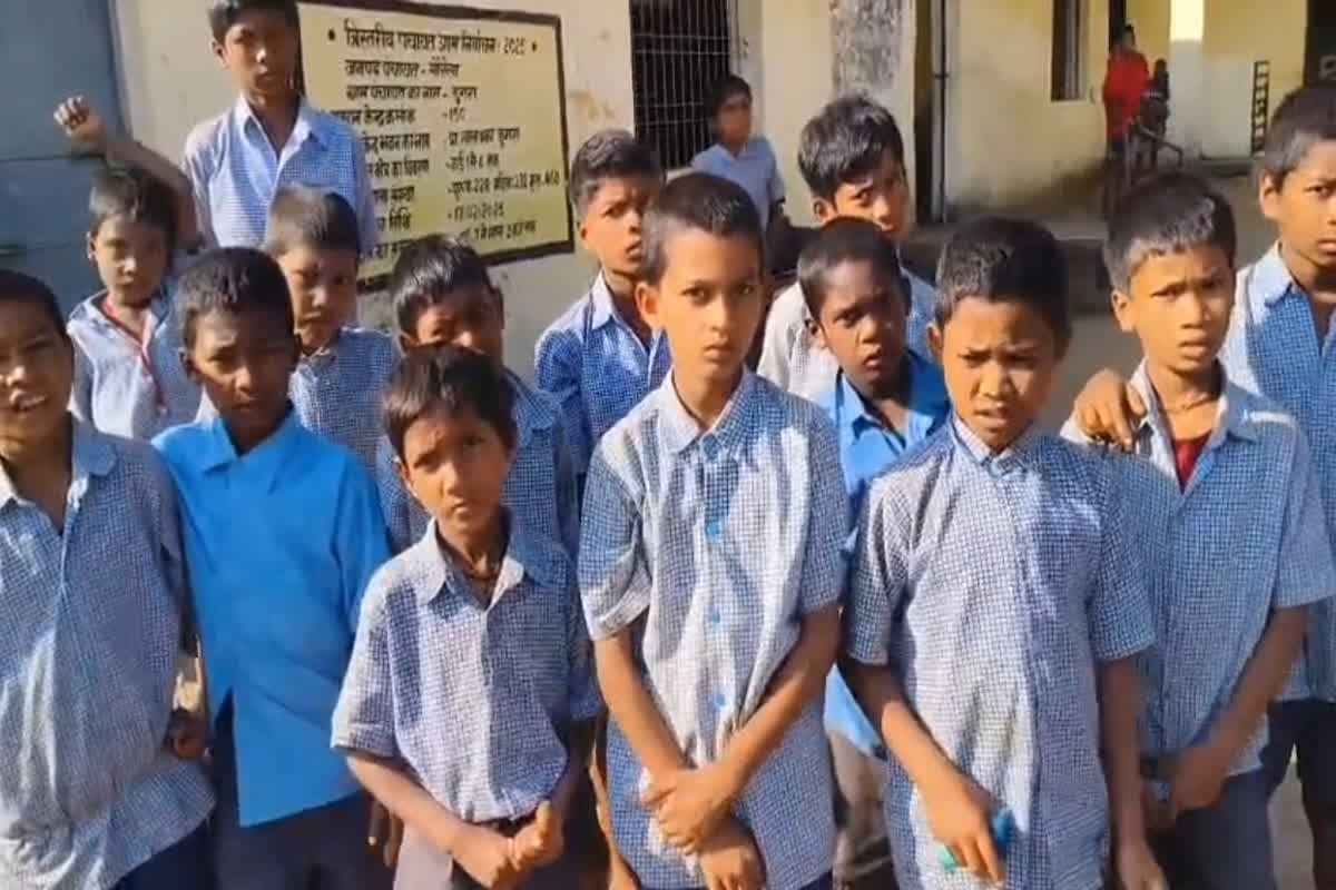 CG School News Today: छत्तीसगढ़ के इस सरकारी स्कूल में ताला तो खुलता है, लेकिन पढ़ाई नहीं होती, वजह जानकार आप भी रह जाएंगे हैरान