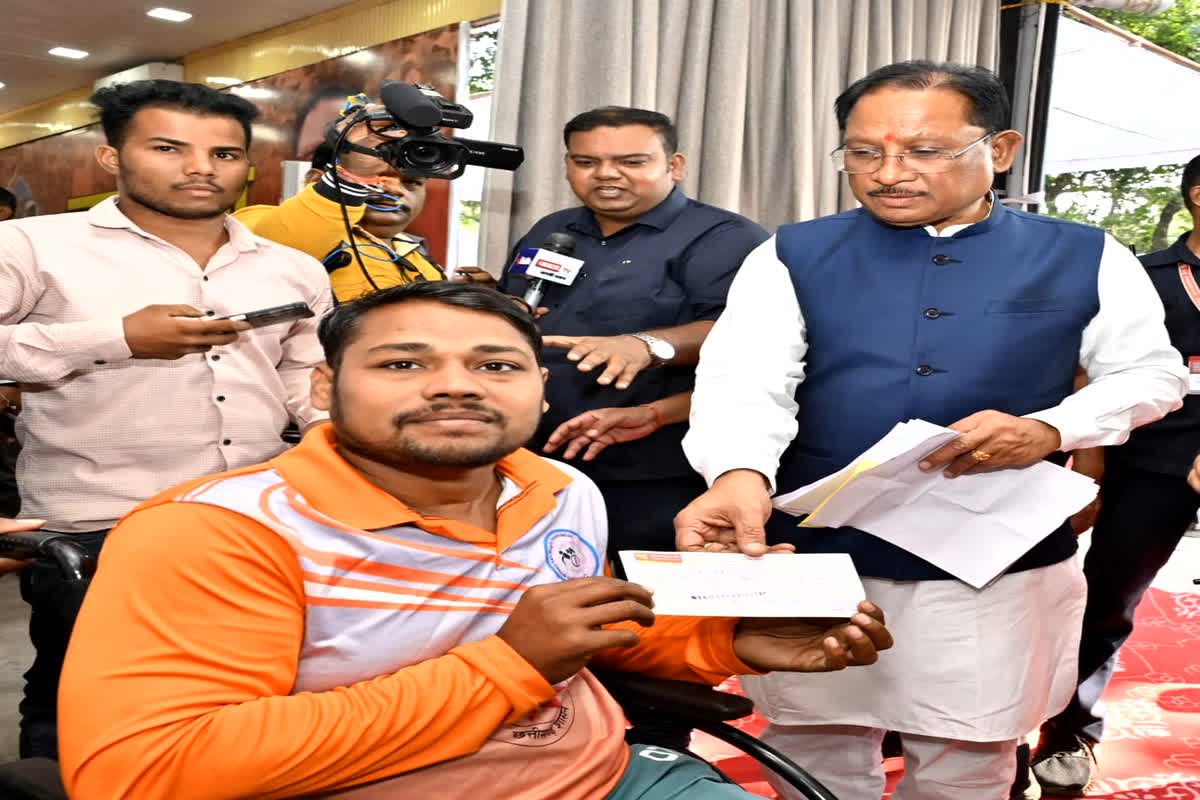 CM Jandarshan: दिव्यांग खिलाड़ी को मुख्यमंत्री का बड़ा तोहफा, जनदर्शन में 90 हजार रुपए का आर्थिक अनुदान स्वीकृत, चेक के माध्यम से प्रदान की सहायता राशि