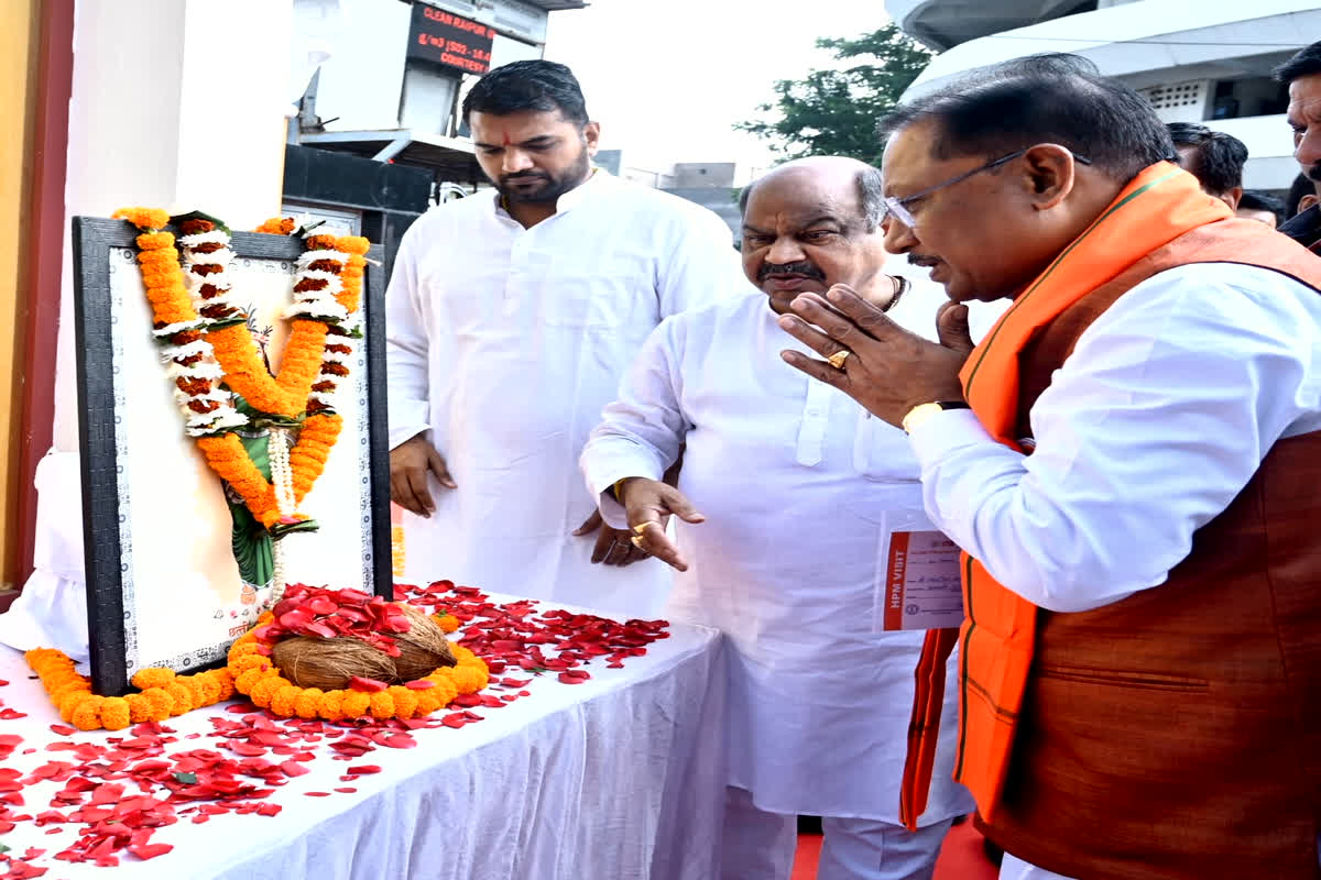 Chhattisgarh Foundation Day: मुख्यमंत्री साय ने छत्तीसगढ़ महतारी की प्रतिमा पर माल्यार्पण कर किया नमन, पूजा-अर्चना कर प्रदेशवासियों की खुशहाली की कामना की