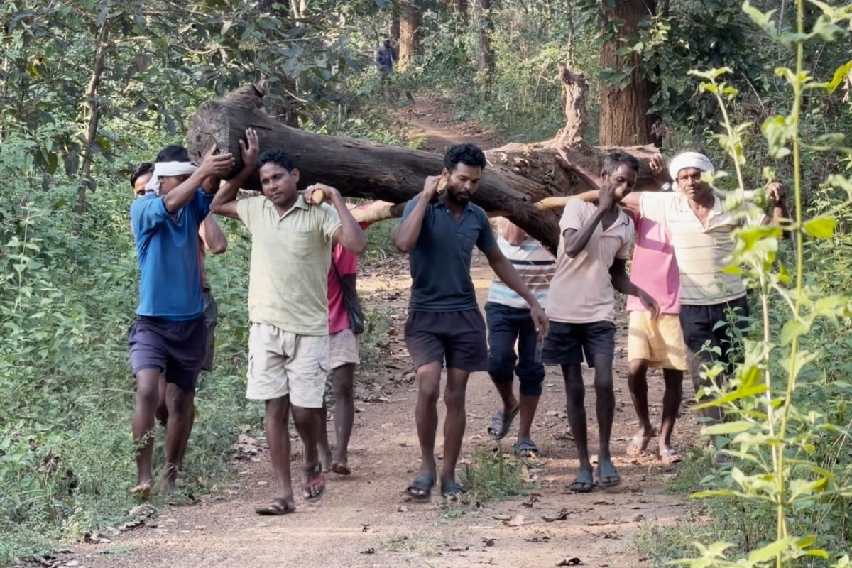 Dantewada News :प्रशासन से गुहार लगा-लगाकर थक हार गए ग्रामीण, अब खुद करने लगे ऐसा काम कि बन गई मिसाल