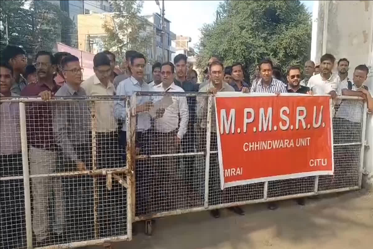 Chhindwara News: छिंदवाड़ा जहरीला कफ सिरप कांड! MP में मेडिकल यूनियन का विरोध प्रदर्शन, डॉ. प्रवीण सोनी और मेडिकल स्टोर संचालक की रिहाई की मांग