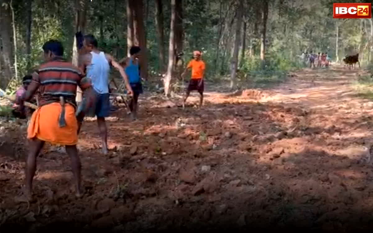 Dantewada News: गड्ढों और बाधाओं से आने-जाने में हो रही थी दिक्कत, सरकार ने नहीं दिया ध्यान, तो ग्रामीण खुद ही बनाने लगे 12km लंबी सड़क…