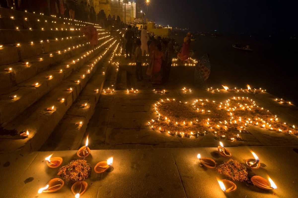 Dev Diwali Katha 2025: क्यों मनाई जाती है देव दिवाली? जान लें महादेव ने कैसे किया एक ही तीर से तीन राक्षसों का वद्ध? ऐसे मारा गया त्रिपुरासुर!