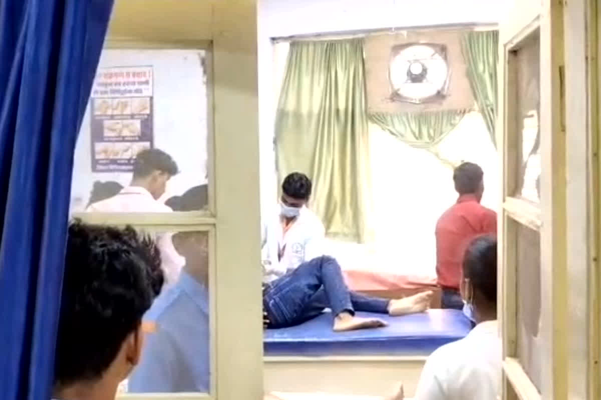 Dhamtari News: घर में रंगोली बना रही थी बच्ची, मां-बाप ने किया मना.. तो नाराज होकर उठाया ये खौफनाक कदम..