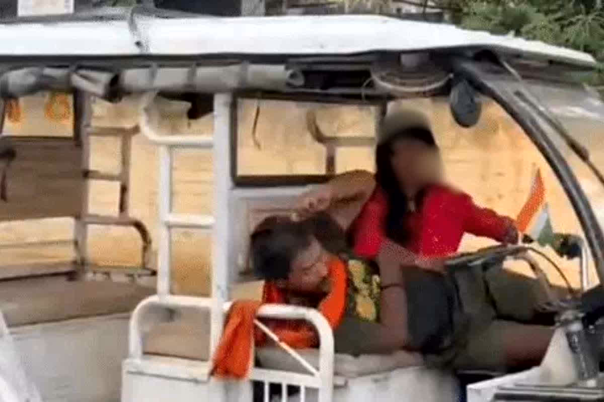 Couple Romance in E-Rickshaw: नहीं हुआ कंट्रोल तो बीच सड़क पर ई रिक्शा रोककर शुरू हो गए युवक-युवती, सड़क पर चलने वालों ने देखा लाइव रोमांस, देखिए वीडियो