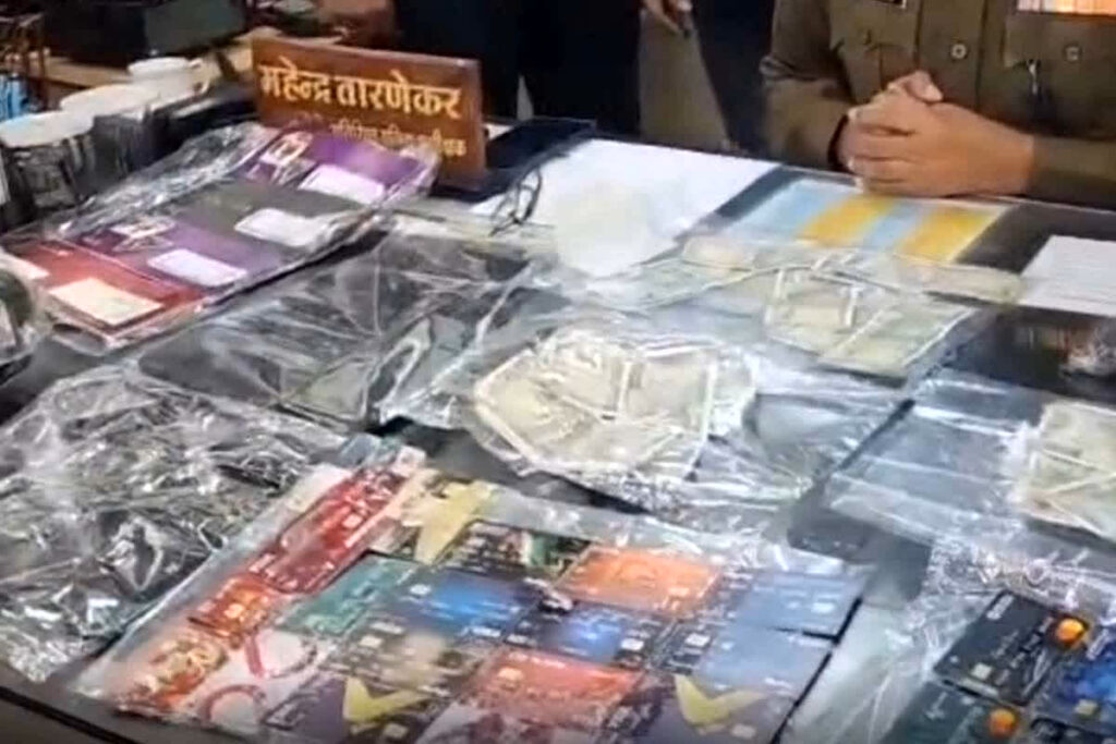 Fake Currency News Today: 1 लाख के बदले देते थे पांच लाख, गोकुलधाम सोसाइटी में लगा रखी थी नोट छापने की मशीन / Image: IBC24