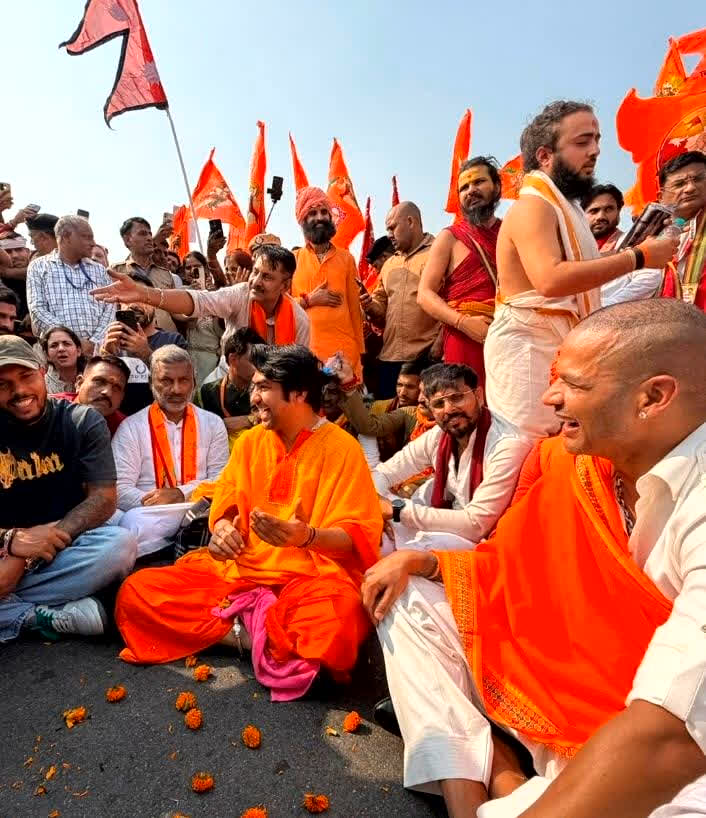 Dhirendra Shastri Samosa Video: लोगों की पर्ची निकालने वाले धीरेंद्र शास्त्री भी खा गए गच्चा, आग बबुला होकर श्रद्धालुओं को लगाई फटकार, देखिए वीडियो